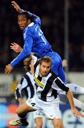 Drogba cùng đồng đội có niềm vui cuối cùng. Ảnh: AP