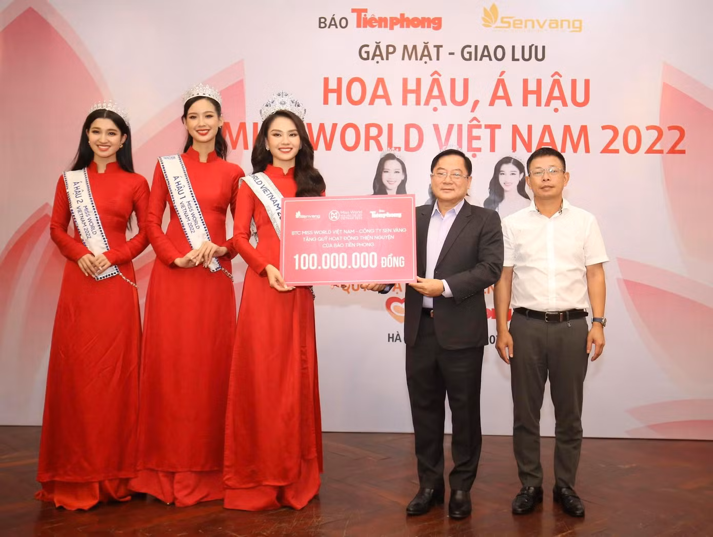 Top 3 Miss World Việt Nam 2022 trao 100 triệu đồng ủng hộ cho quỹ hoạt động thiện nguyện báo Tiền Phong. Từ trái sang phải: Á hậu 2 Nguyễn Phương Nhi, Á hậu 1 Lê Nguyễn Bảo Ngọc, Hoa hậu Huỳnh Nguyễn Mai Phương, Tổng Biên tập báo Tiền Phong Lê Xuân Sơn, Phó Tổng Biên tập báo Tiền Phong Phùng Công Sưởng. Ảnh: Trọng Tài