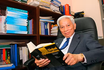 GS Hoàng Tụy