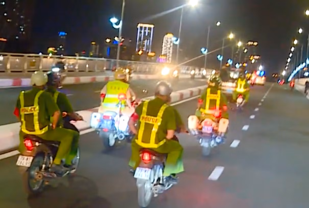 Một Tổ tuần tra 979 Khánh Hòa tuần tra trên đường phố Nha Trang. Ảnh: CACC.
