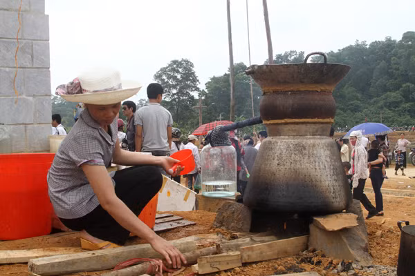 Nấu rượu ngay tại chợ