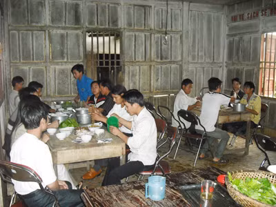 Bữa cơm của TNXP Ảnh: P.S