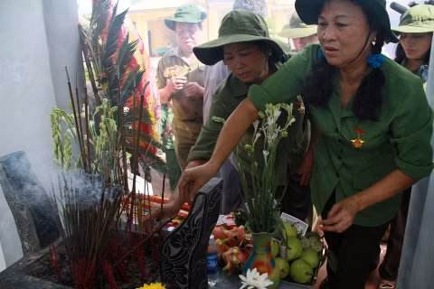 Những nén hương tưởng nhớ đồng đội. Ảnh: Trường Phong