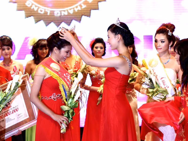 Đỗ Thùy Dương nhận vương miện từ Hoa khôi Imiss Thăng Long 2010 Phạm Thu Nga