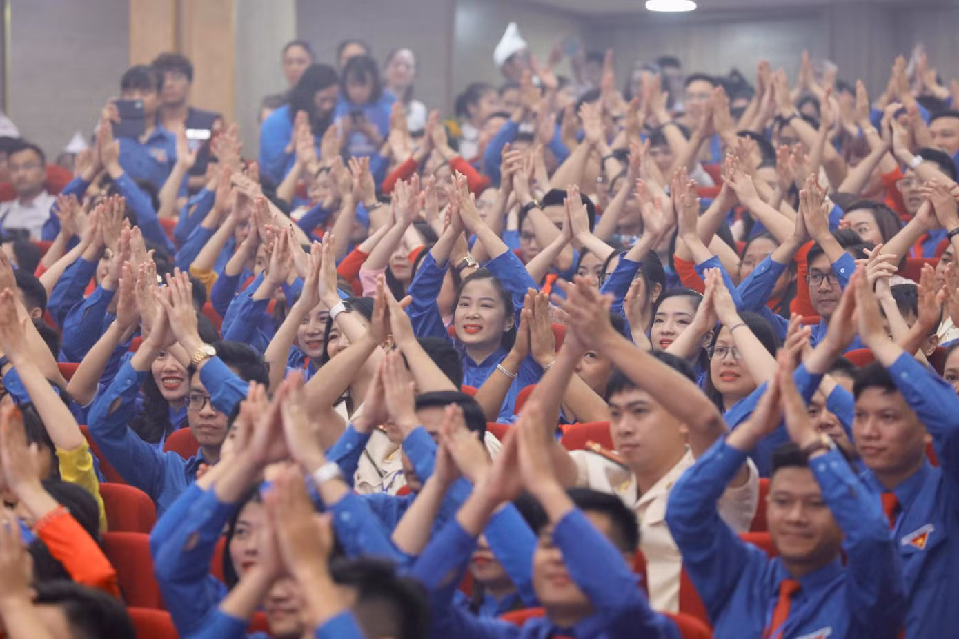 Không khí vui tươi phấn khởi tại phiên trọng thể Đại hội. (Ảnh: Như Ý)