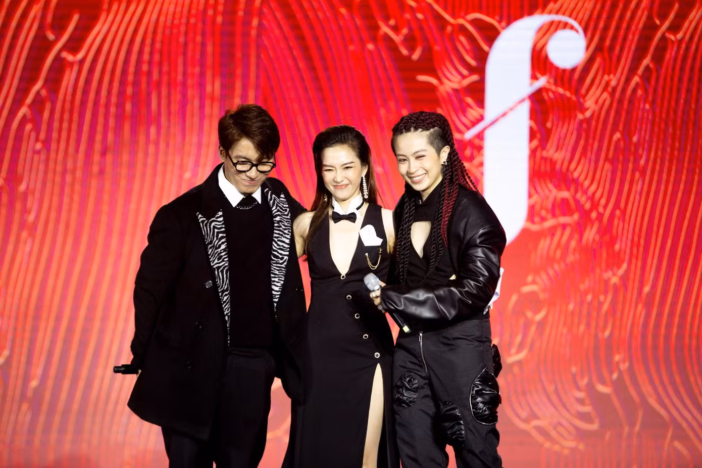 Stylist Kye Nguyễn - ca sĩ Đinh Hương và Gil Lê. Stylist Kye Nguyễn - ca sĩ Đinh Hương và Gil Lê.