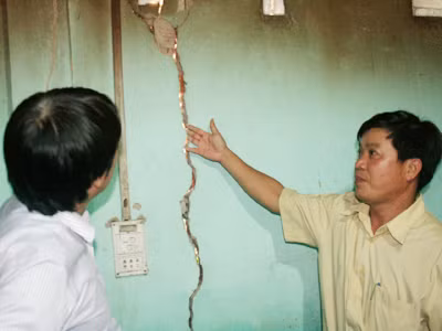 Đoàn khảo sát kiểm tra nhà dân xã Trà Tân nứt nẻ sau động đất. Đoàn khảo sát kiểm tra nhà dân xã Trà Tân nứt nẻ sau động đất