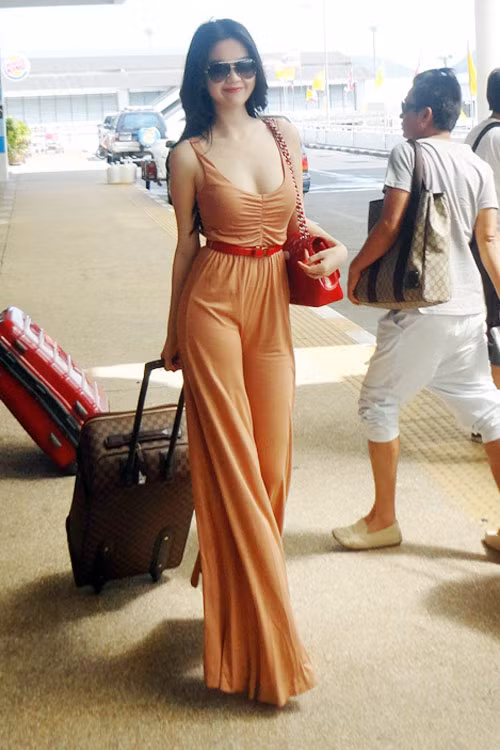 Linh Nga rực rỡ trong bộ jumpsuit suông màu đỏ. Trong khi đó, chiếc jumpsuit suông màu trắng lại tôn lên vẻ trang nhã của Ngọc Quyên. "Búp bê 9X" Ngọc Trinh cũng diện một chiếc jump trắng y hệt. Có vẻ như Ngọc Trinh khá chuộng loại trang phục này. Hồ Ngọc Hà diện jump suông khoe chân dài miên man. Người đẹp Trương Thị May nổi bật trong bộ jump màu xanh. Mỹ nhân Hoa ngữ Lâm Tâm Như cũng tỏ ra mê mẩn phong cách thời trang này. "Én nhỏ" Triệu Vy " trẻ trung và quyến rũ. Bộ jump suông màu nude làm tôn dáng và vẻ kiêu sa của Thư Kỳ. Dàn sao Hollywood thi nhau khoe dáng với jumpsuit suông.