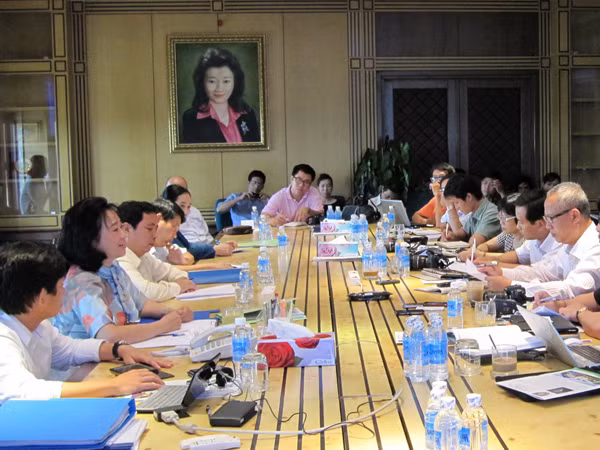 Bà Đặng Thị Hoàng Yến (thứ hai từ trái sang) đối thoại với báo chí sáng 21-4