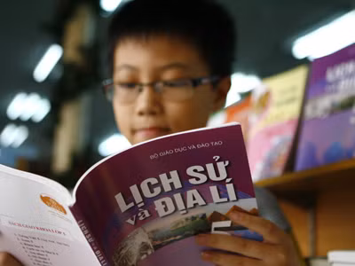 GS Phan Huy Lê cho rằng, SGK Lịch sử - Địa lý thiếu thông tin cập nhật. Ảnh: Hồng Vĩnh