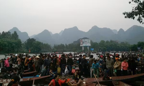 Bến đò nhộn nhịp người đi lễ từ sáng sớm