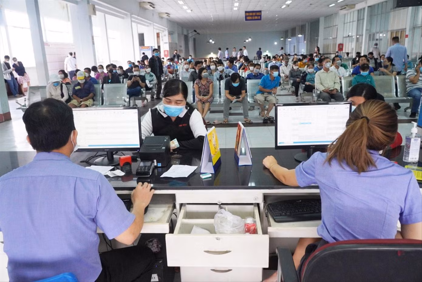 Người dân mua vé tàu Tết ở ga Sài Gòn. Ảnh: Hữu Huy