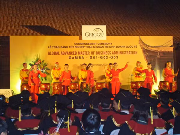 Một buổi lễ trao bằng tốt nghiệp thạc sĩ Chương trình liên kết giữa Khoa sau ĐH và Trung tâm ETC với ĐH Griggs, năm 2009. Ảnh: vn.edu.vn