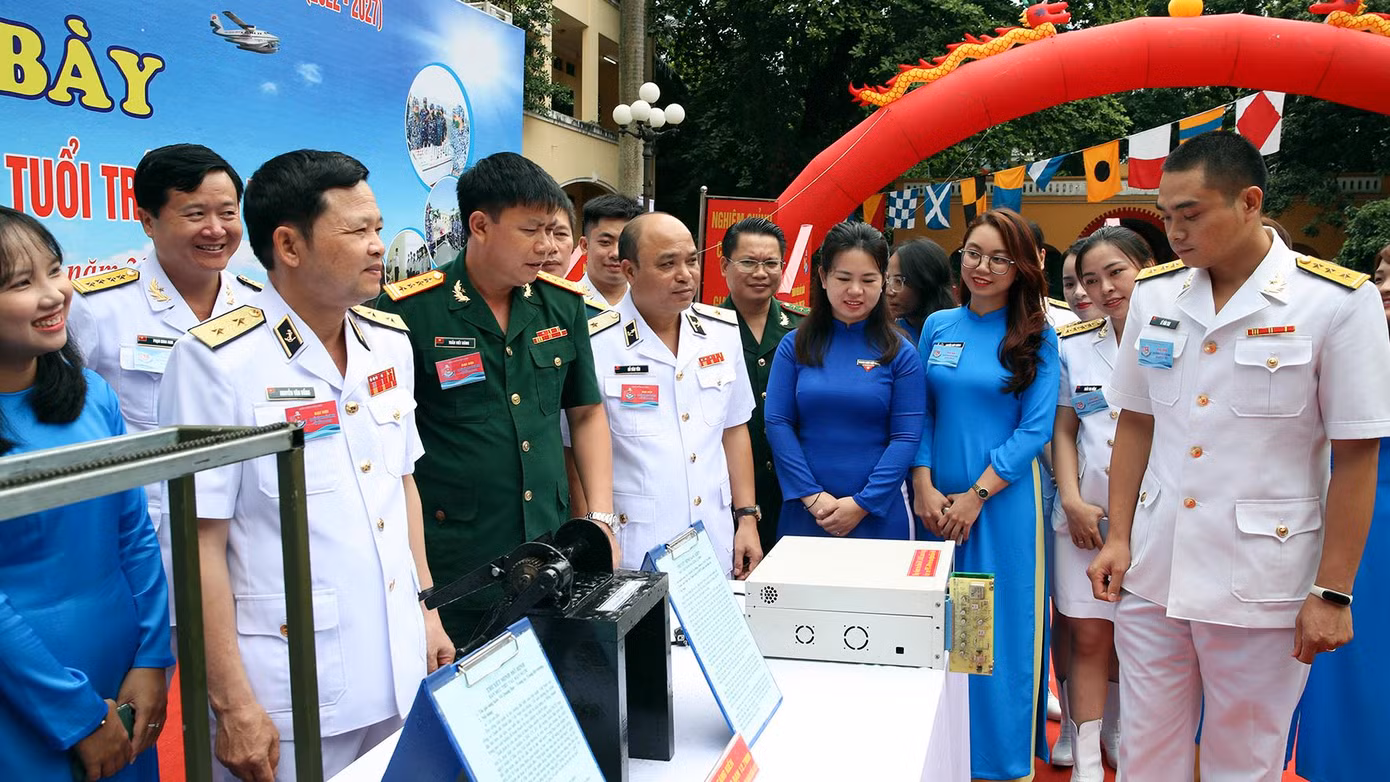 Các đại biểu tham quan sáng kiến của tuổi trẻ Hải quân.
