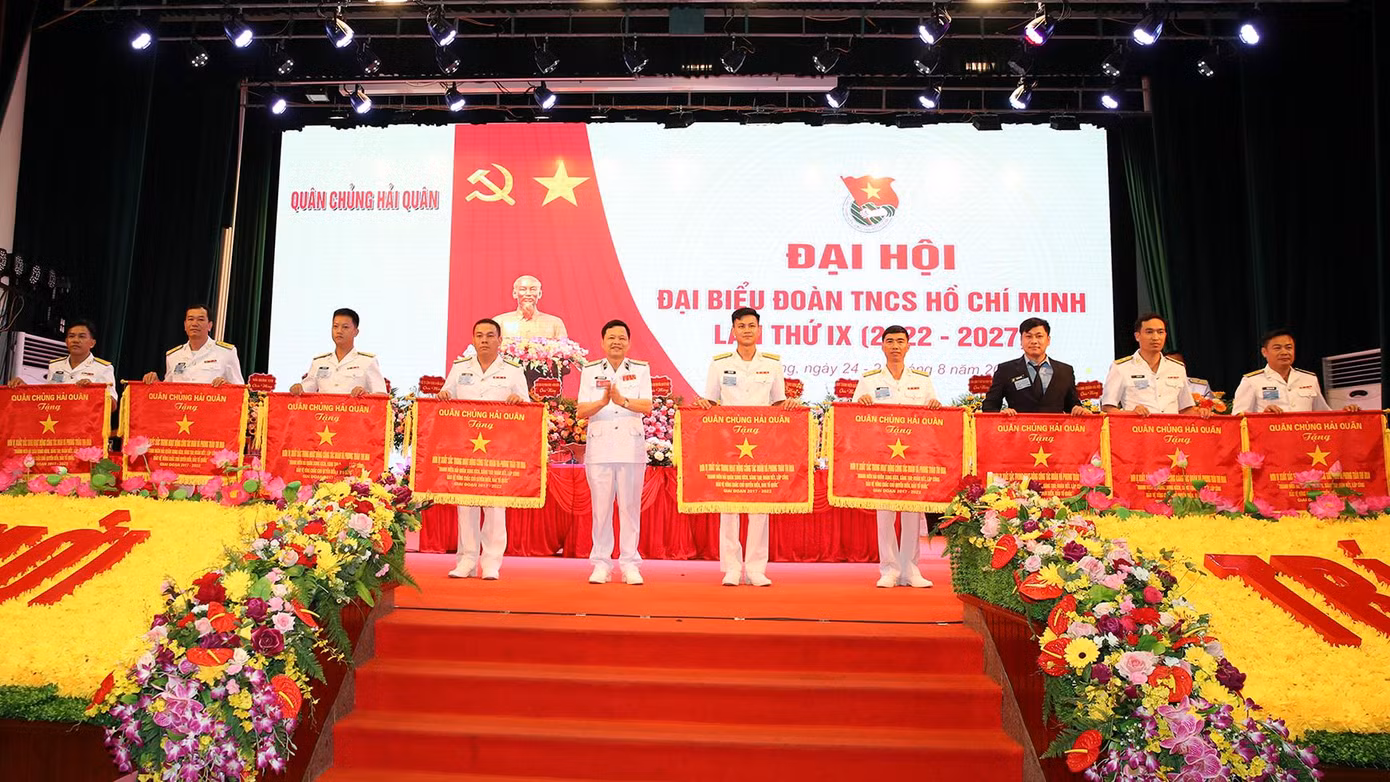 Nhân dịp này, Bộ Tư lệnh Hải quân tặng cờ thưởng cho các tập thể.