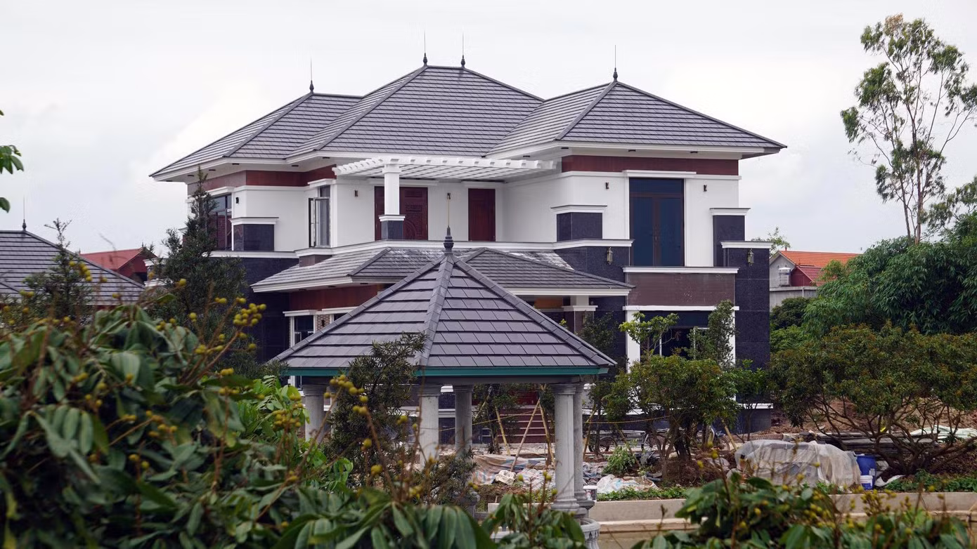 Lâu đài bề thế xây dựng trái phép trên đất nông trường Quý Cao.