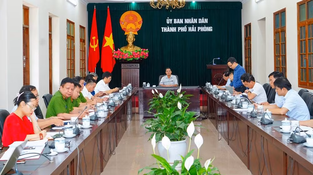 Ông Nguyễn Văn Tùng - Chủ tịch UBND TP Hải Phòng chủ trì họp về việc xử lý công trình xây trái phép trên đất Nông trường Quý Cao (huyện Tiên Lãng).