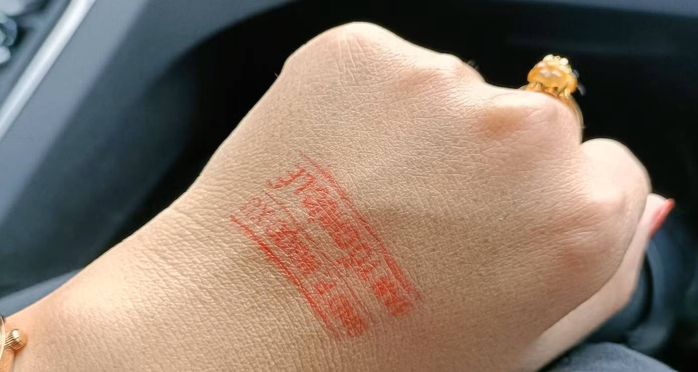 Sau khi xét nghiệm, người dân được đóng dấu UBND phường Ngọc Xuyên - Ban tổ chức lễ hội.