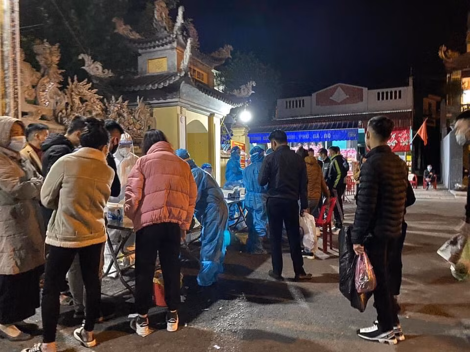 Người dân xếp hàng test nhanh COVID-19 trước cổng đền Cô Chín, thuộc phường Ngọc Xuyên (Đồ Sơn, Hải Phòng) sáng 3/1 (tức 1/12/2021 âm lịch).