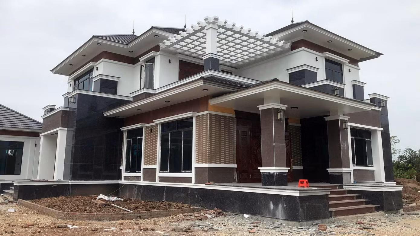 Một tòa lâu đài có giá trị ước tính khoảng nửa triệu đô đang xây trái phép trên đất Nông trường Quý Cao.