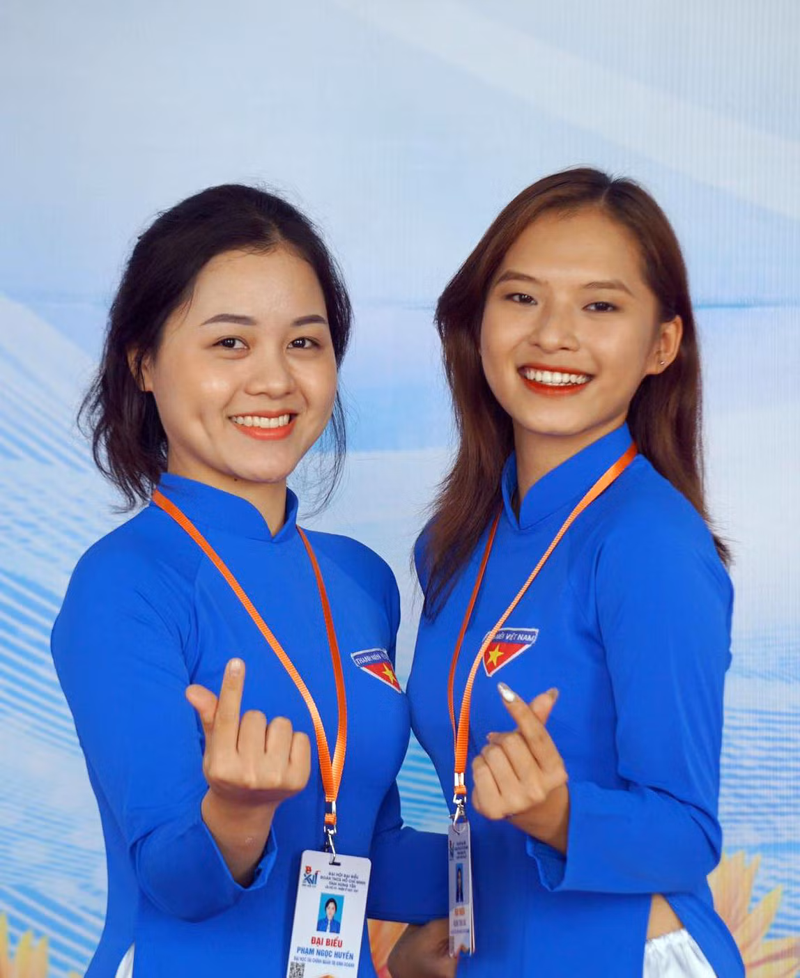 Các đại biểu dự Đại hội chụp ảnh lưu niệm trước sảnh Trung tâm hội nghị tỉnh Hưng Yên.