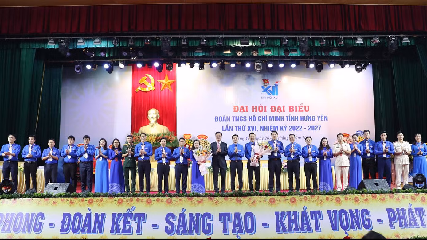 23 anh, chị trong BCH Tỉnh Đoàn Hưng Yên khóa XVI nhiệm kỳ 2022-2027 ra mắt tại Đại hội.