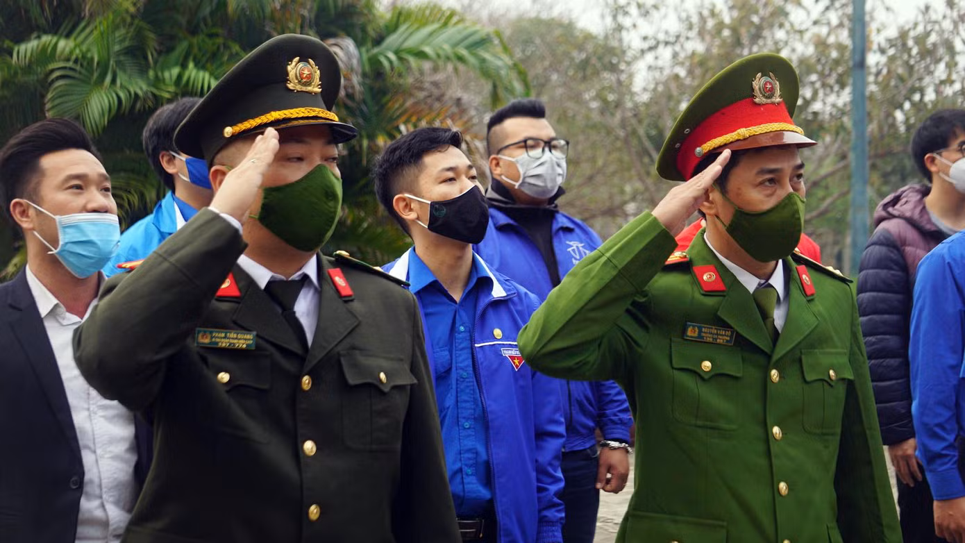 Đoàn công tác làm lễ chào cờ tại cột cờ Liên đội TNXP Bạch Long Vỹ. Đoàn công tác làm lễ chào cờ tại cột cờ Liên đội TNXP Bạch Long Vỹ.