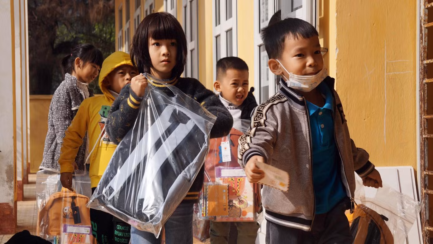 Nhiều em nhỏ trên đảo tiền tiêu vui mừng khi được tặng cặp, sách vở, có tủ sách và đồ chơi mới trước Tết Nguyên đán 2022. Nhiều em nhỏ trên đảo tiền tiêu vui mừng khi được tặng cặp, sách vở, có tủ sách và đồ chơi mới trước Tết Nguyên đán 2022.