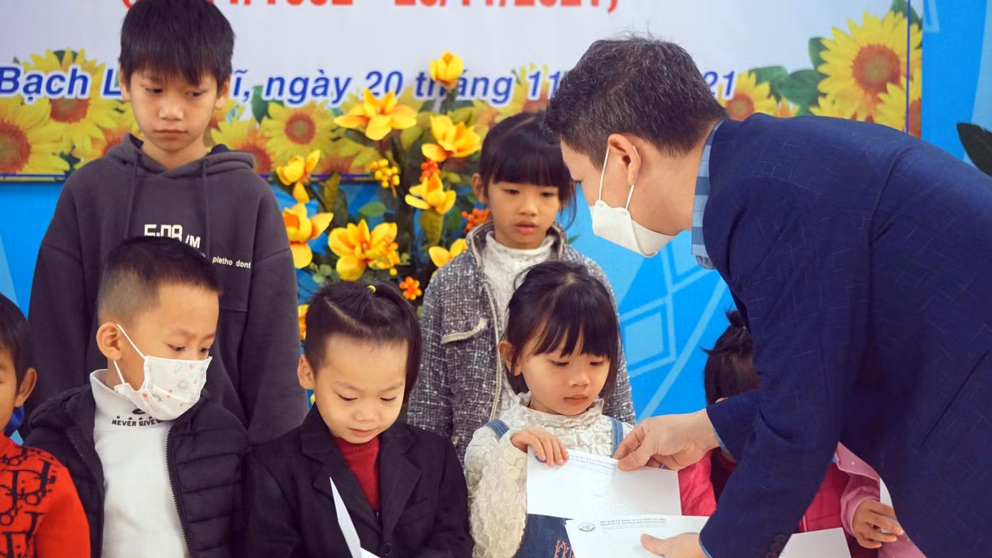 Ngoài ra, Đoàn thanh niên Bộ KH&CN, VOSCO trao 30 suất học bổng (tổng trị giá 15 triệu đồng) cho các em học sinh tiểu học, trung học trên huyện đảo. Ngoài ra, Đoàn thanh niên Bộ KH&CN, VOSCO trao 30 suất học bổng (tổng trị giá 15 triệu đồng) cho các em học sinh tiểu học, trung học trên huyện đảo.