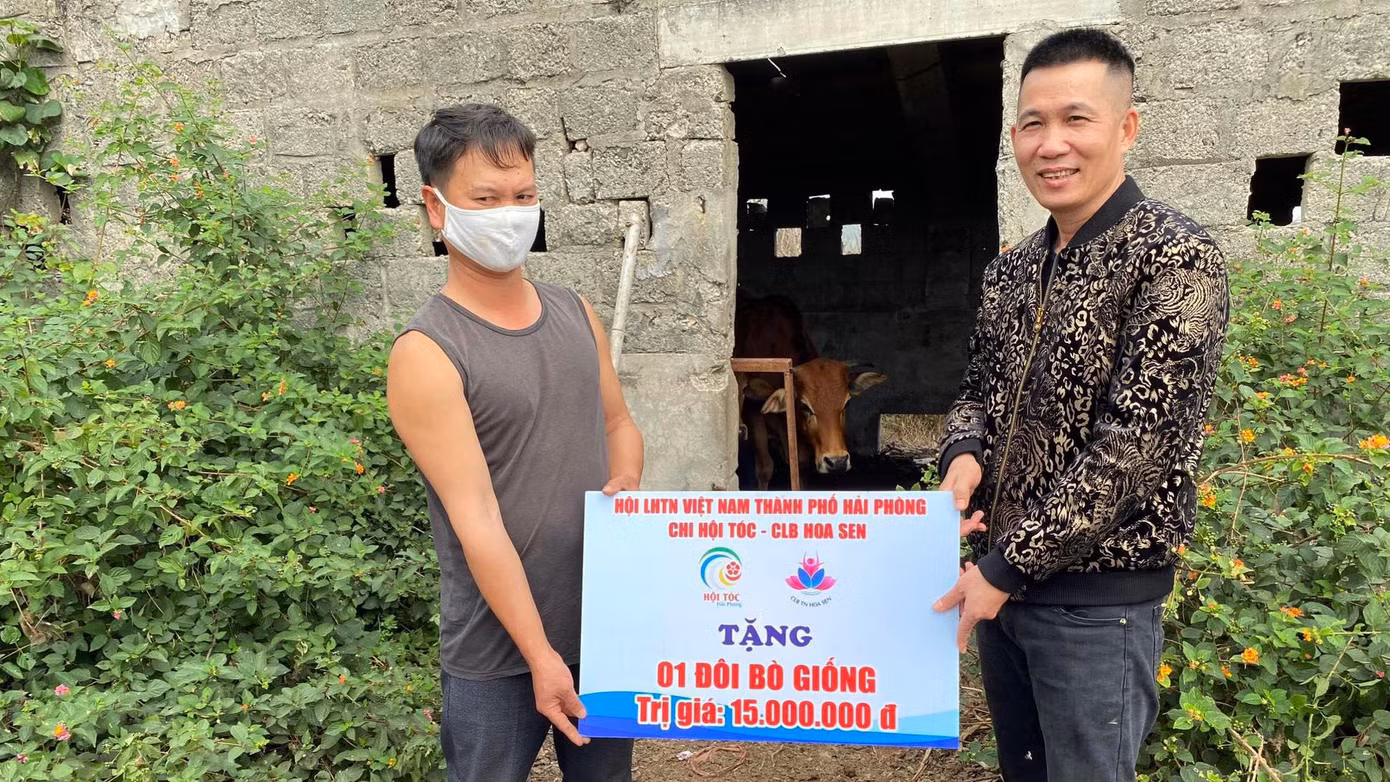 Anh Nguyễn Ngọc Sơn - Đại diện Ban chủ nhiệm Hội tóc Hải Phòng cũng trao tặng cặp bò giống cho huyện đảo Bạch Long Vỹ. Anh Nguyễn Ngọc Sơn - Đại diện Ban chủ nhiệm Hội tóc Hải Phòng cũng trao tặng cặp bò giống cho huyện đảo Bạch Long Vỹ.