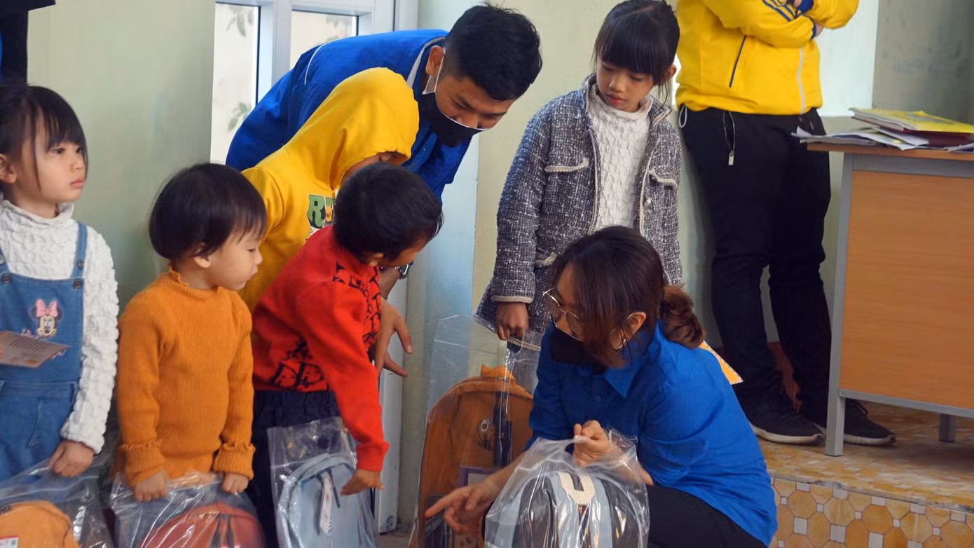 Đoàn thanh niên Đại học quốc gia Hà Nội trao tặng cặp, sách vở, tủ sách cho học sinh tiểu học và Liên đội TNXP Bạch Long Vỹ. Đoàn thanh niên Đại học quốc gia Hà Nội trao tặng cặp, sách vở, tủ sách cho học sinh tiểu học và Liên đội TNXP Bạch Long Vỹ.