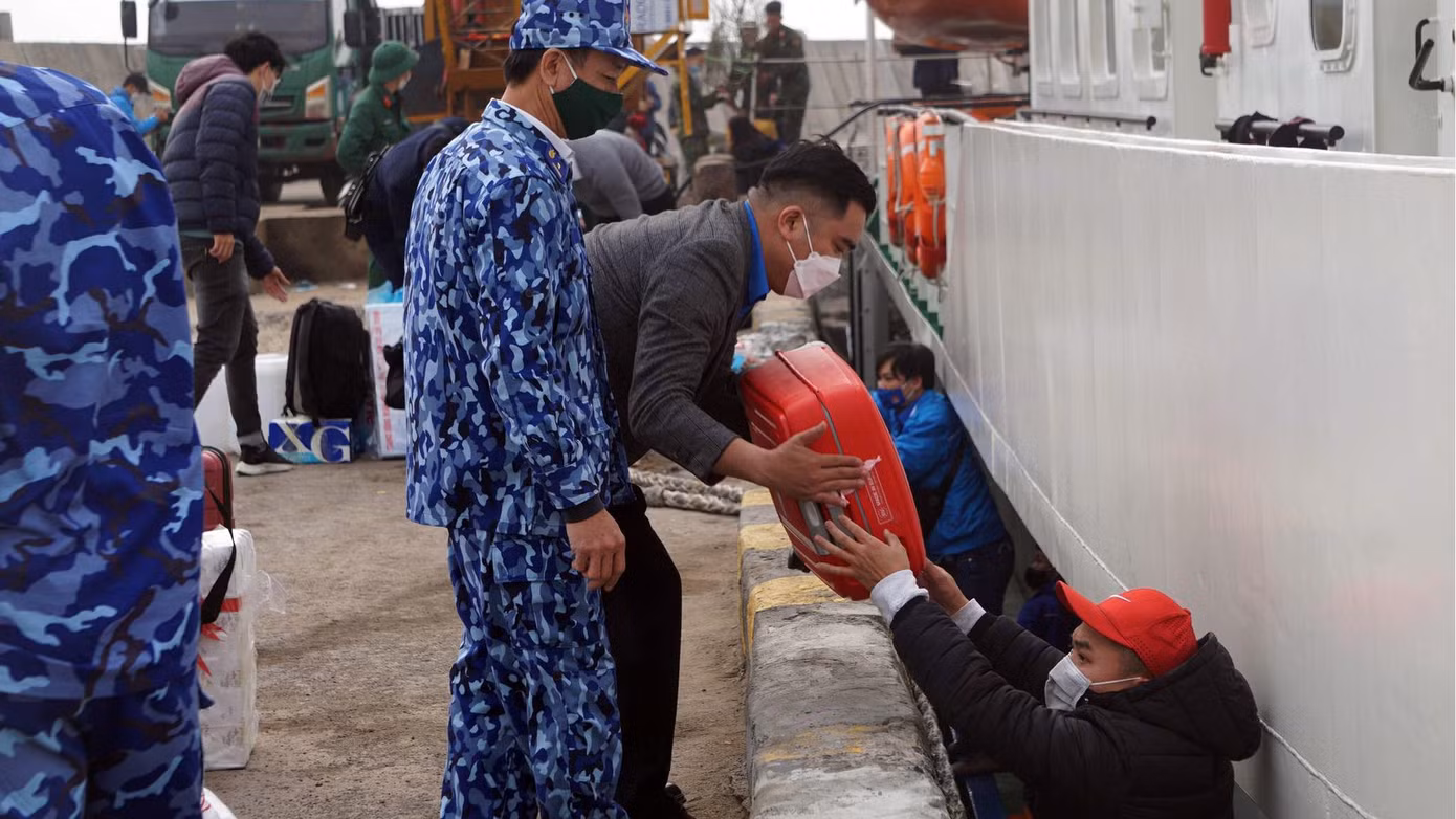 Các đơn vị, nhà tài trợ đã vận chuyển hàng nghìn con vịt, gà giống, bò giống, cây giống, máy lọc nước, cờ tổ quốc, áo phao... trao tặng cho ngư dân; tủ sách, cặp sách, thiết bị học tập, phòng học thông minh, đồ chơi cho học sinh trường mầm non, tiểu học và Liên đội TNXP trên đảo. Trong ảnh: Lực lượng cảnh sát biển và bộ đội biên phòng hỗ trợ vận chuyển quà tặng. Các đơn vị, nhà tài trợ đã vận chuyển hàng nghìn con vịt, gà giống, bò giống, cây giống, máy lọc nước, cờ tổ quốc, áo phao... trao tặng cho ngư dân; tủ sách, cặp sách, thiết bị học tập, phòng học thông minh, đồ chơi cho học sinh trường mầm non, tiểu học và Liên đội TNXP trên đảo. Trong ảnh: Lực lượng cảnh sát biển và bộ đội biên phòng hỗ trợ vận chuyển quà tặng.