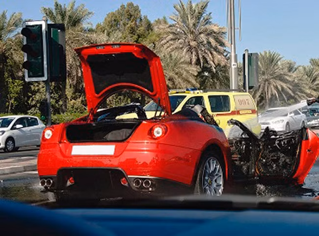 Sau khi khói bốc ra từ nắp cốp, chiếc Ferrari 599 GTB Fiorano nhanh chóng chìm trong lửa ngay trên đường phố Dubai 