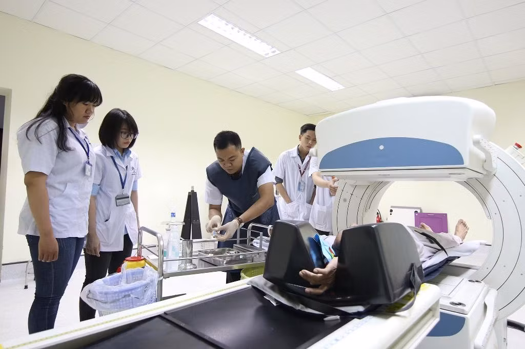 Trường ĐH Nguyễn Tất Thành vừa phối hợp cùng Bệnh viện Chợ Rẫy tổ chức khai giảng chương trình thực tập cho sinh viên ngành Vật lý Y khoa.