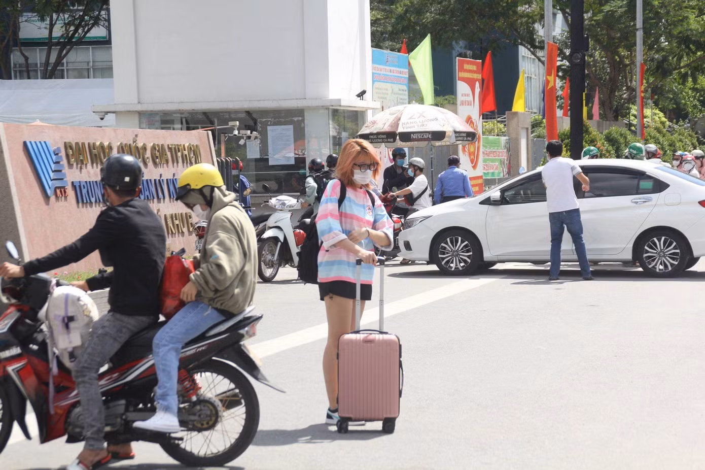 Sinh viên rời khỏi KTX yêu cầu thực hiện đăng ký thời gian rời KTX với trưởng nhà/hành chính cụm nhà. Không để lại phòng những tài sản có giá trị, các đồ dùng còn lại sinh viên sắp xếp gọn gàng, đóng thùng hoặc đóng gói để đảm bảo tránh hư hỏng, ghi tên lên từng thùng.
