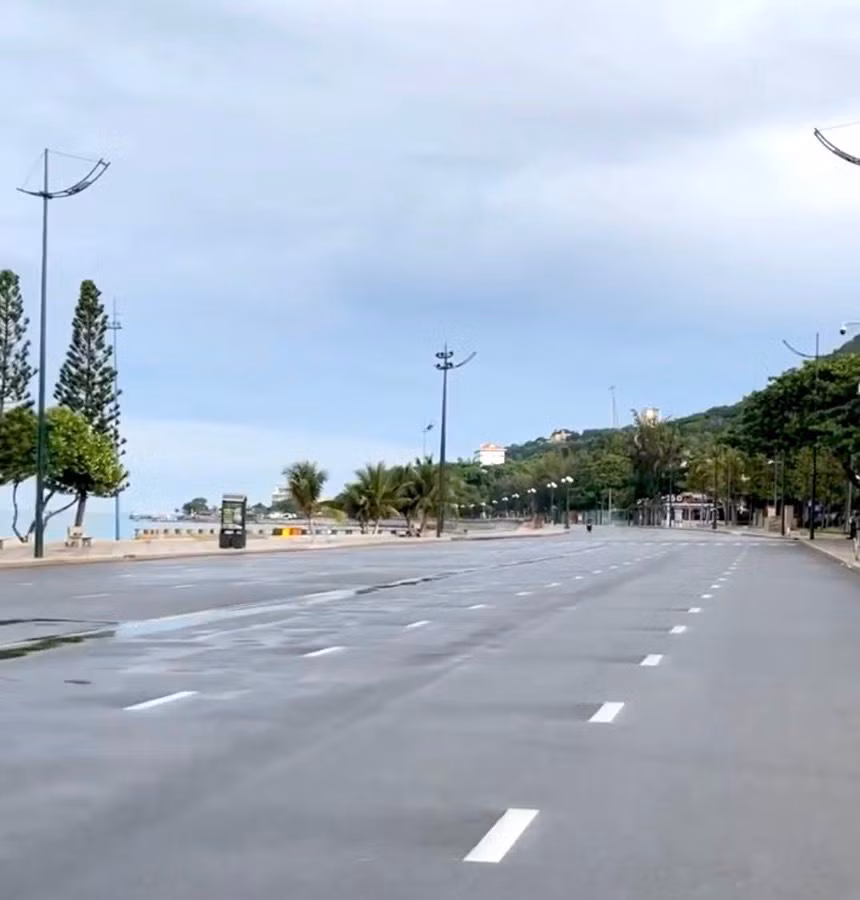 Bãi biển không một bóng người.
