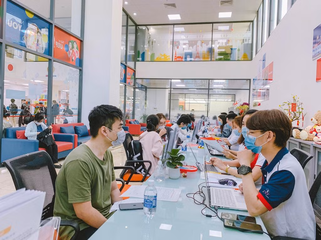 Thí sinh Phú Yên nhận giấy chứng nhận tốt nghiệp tạm thời tại nhà.