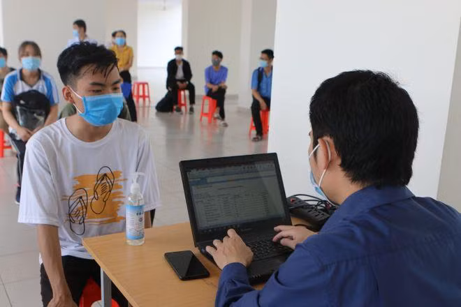 Sinh viên đi học lại phải khai báo y tế tại trường.