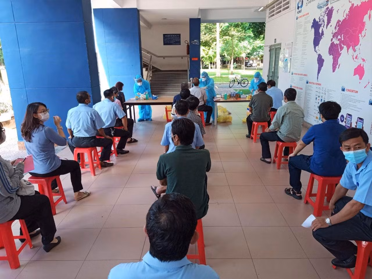 Trường ĐH Bách khoa, ĐHQG TP. HCM kết hợp với Bệnh viện Thống nhất tổ chức xét nghiệm tầm soát COVID-19 miễn phí cho cán bộ viên chức, người lao động.