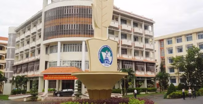 Ông Đinh Quang Minh, Phó Hiệu trưởng nhà trường, tạm thời điều hành hoạt động của trường cho tới khi kiện toàn chức danh Hiệu trưởng.
