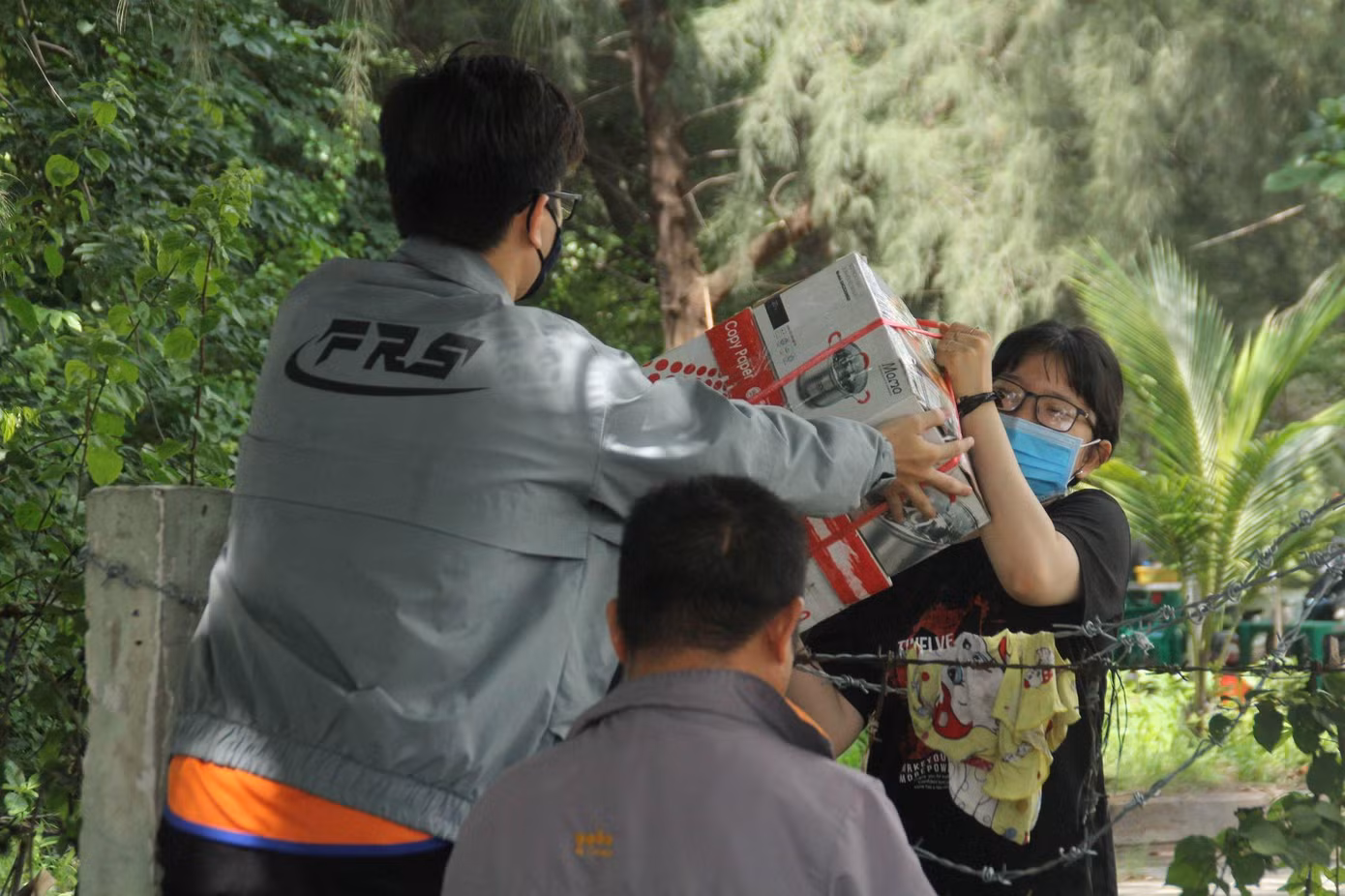Để đảm bảo yêu cầu phòng dịch và sẵn sàng cho tình huống trưng dụng KTX làm trung tâm cách ly theo yêu cầu của UBND TP. HCM, Trung tâm đề nghị tất cả sinh viên rời KTX, thời gian từ chiều nay đến trước 17h ngày 1/6/2021.