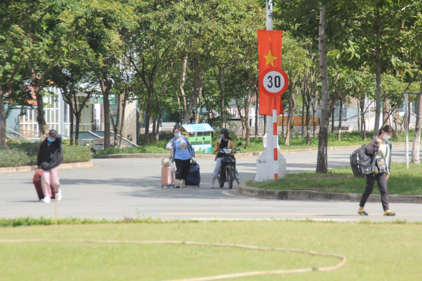 Sinh viên ở KTX ĐHQG TP. HCM dọn đồ ra khỏi phòng để nhường chỗ làm khu cách ly tập trung.