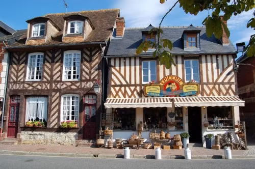 Những ngôi nhà nơi đây mang đậm phong cách Normandy. 