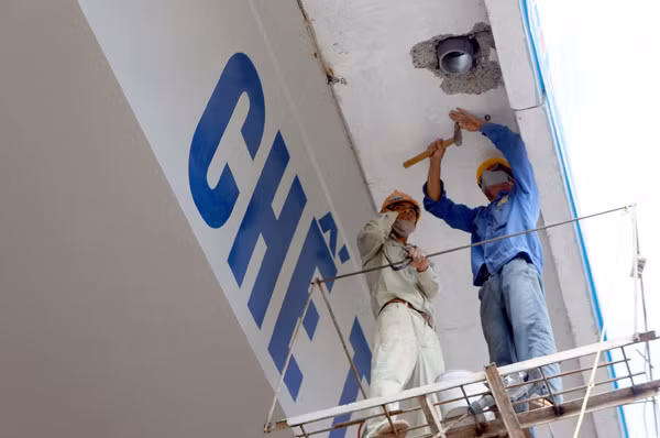 Những chiếc ống thoát nước đang được hoàn thiện