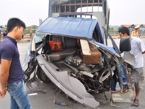 Đầu chiếc xe tải hư hỏng hoàn toàn sau vụ va chạm
