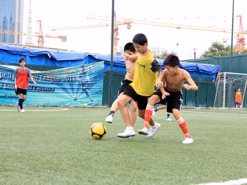 Tranh tài quyết liệt trên sân cỏ