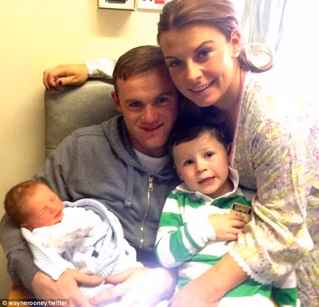 Rooney giới thiệu thành viên mới nhất trong gia đình cùng thế giới. Rooney giới thiệu thành viên mới nhất trong gia đình cùng thế giới