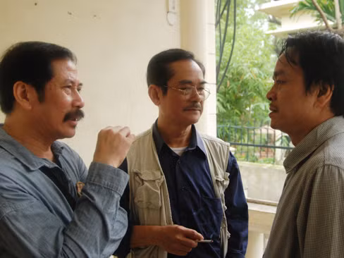 NSND Trần Bình (ngoài cùng bên trái), NSƯT Nguyễn Anh Dũng (giữa) trò chuyện về cố NSND Trọng Khôi