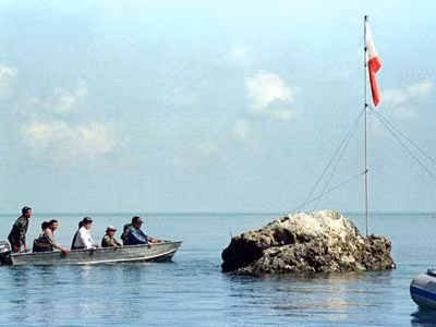 Một nhóm lãnh đạo quốc hội và hải quân Philippines bơi thuyền tới bãi cạn Scarborough. Ảnh: Erik de Castro