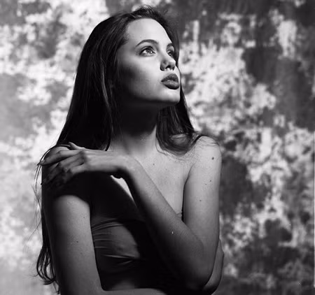 Nữ minh tinh Angelina Jolie trong loạt ảnh khi cô mới 16 tuổi và đang thử sức trong vai trò người mẫu